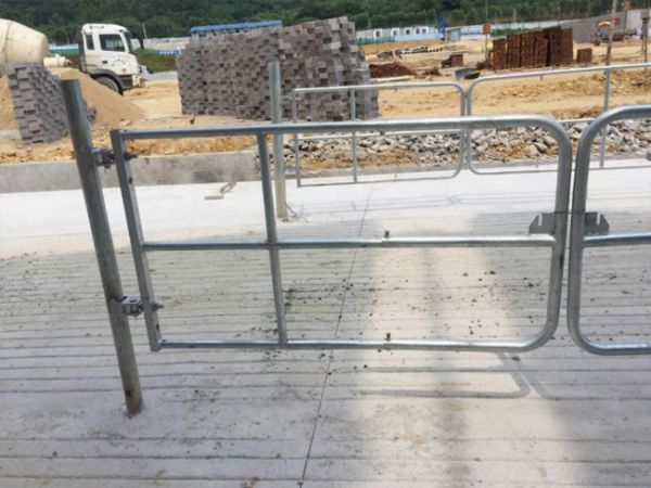 Barrier door