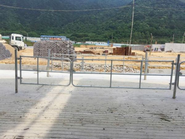 Barrier door